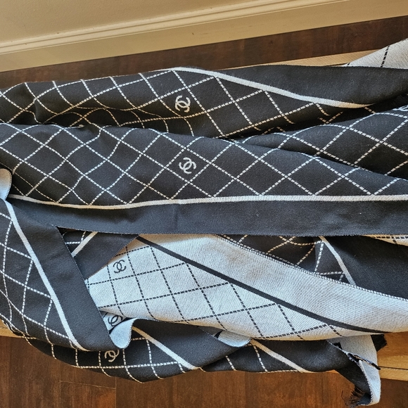 Scarf - Picture 3 of 8